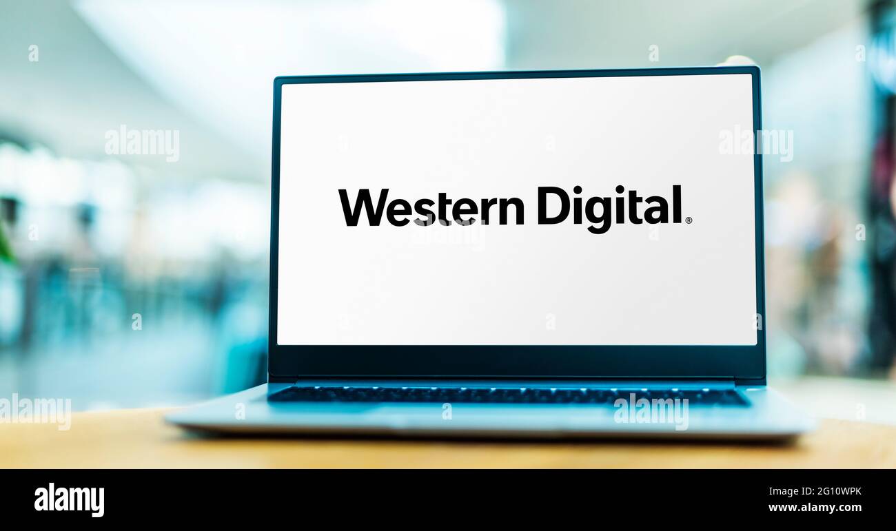 POZNAN, POL - 1 MAGGIO 2021: Computer portatile con il logo di Western Digital Corporation, un produttore di unità disco rigido per computer e di archiviazione dati co Foto Stock