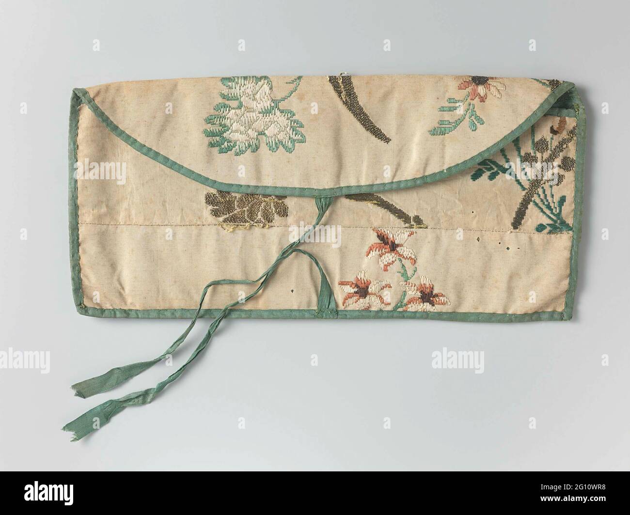 Borsa in broccato di seta. Borsa in broccato di seta. Modello di busta. Su un fondo color crema, si rompono seta colorata e filo d'oro, in un modello di grandi foglie d'oro a forma di lancetta e piccole foglie di zenzero e fiori in bianco, rosso rosa e marrone. Fodera in damask di seta verde a foglie grandi. Terminare alla chiusura del nastro verde. Foto Stock