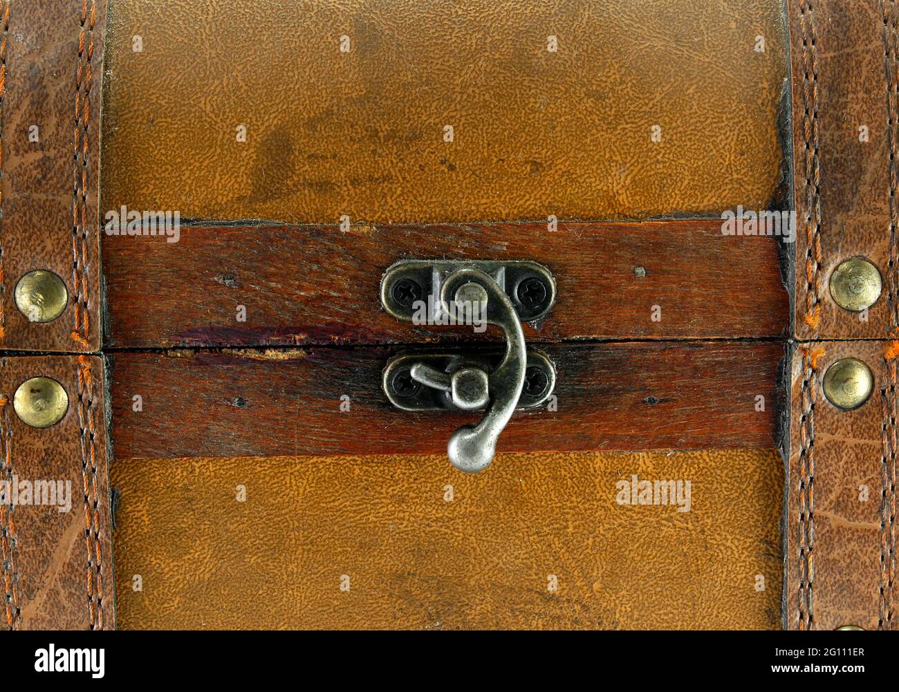 Chiusure di metallo su una valigia in pelle. Antiquariato valigia vintage. Foto Stock