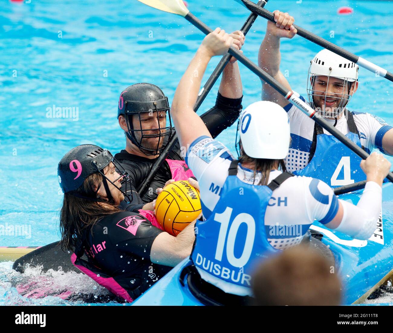 Duisburg, Germania. 04 giugno 2021. Finali 2021 - Canoe Polo Final uomo. Il campione tedesco WSF Liblar gioca contro il secondo classificato Meidericher KC. Jan Grünewald (r) di Meiderich e Flemming Hekers (3° da sinistra) lottano per la palla con Svante May (l) e Jonas Vieren, entrambi di Liblar. Credit: Roland Weihrauch/dpa/Alamy Live News Foto Stock