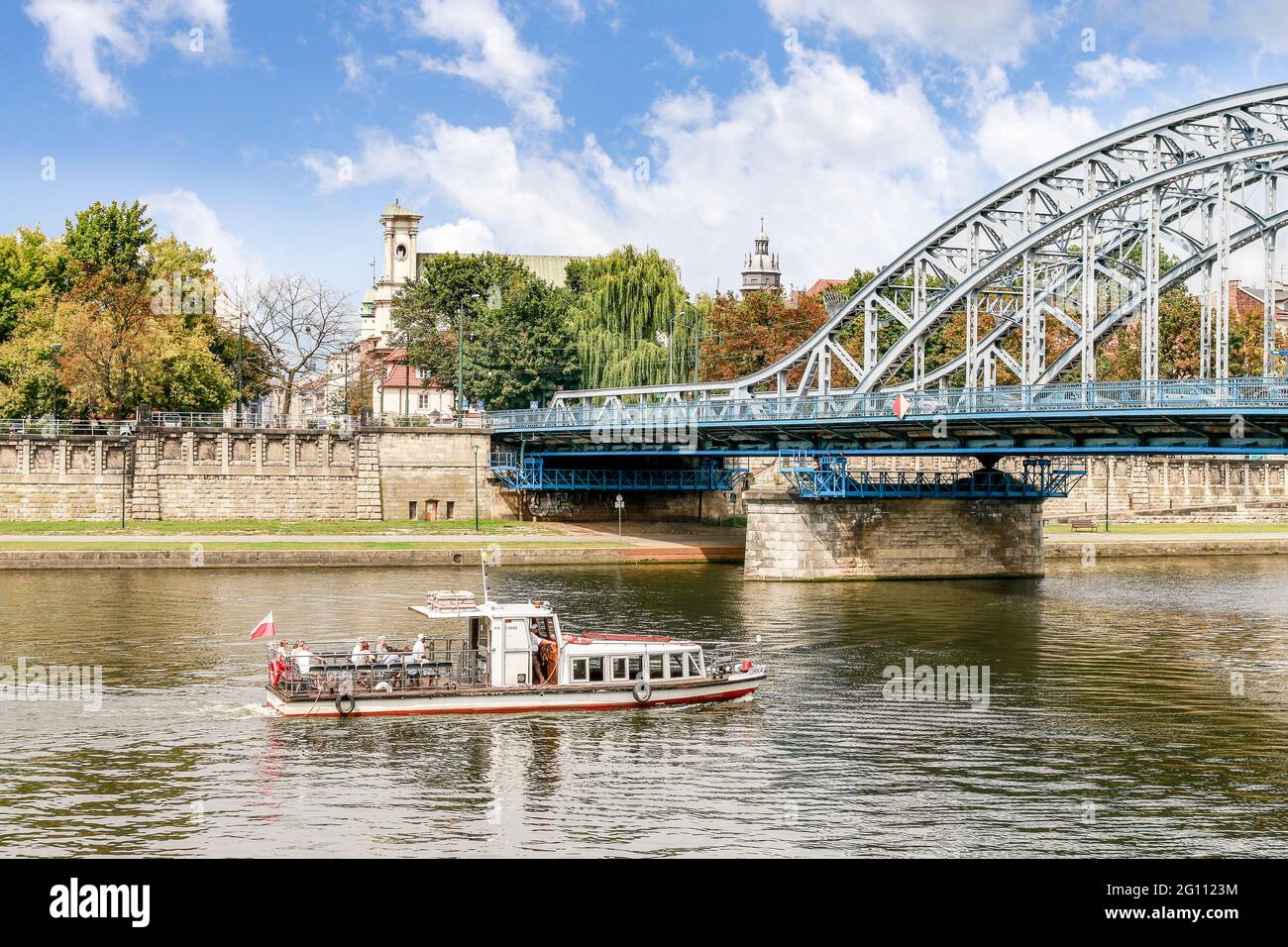 Barca a vela sotto il ponte di Jozef Pilsudski sul fiume Wisla, Cracovia, Polonia Foto Stock