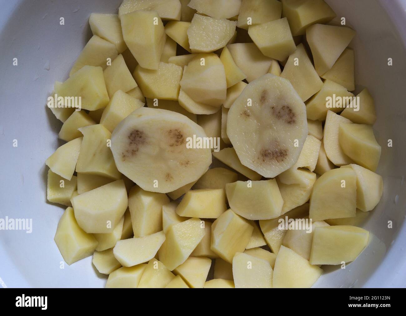 Malattie di patate: patate infette con zebra chip. Linee scure che ricordano le strisce di una zebra all'interno del club di patate. Foto Stock