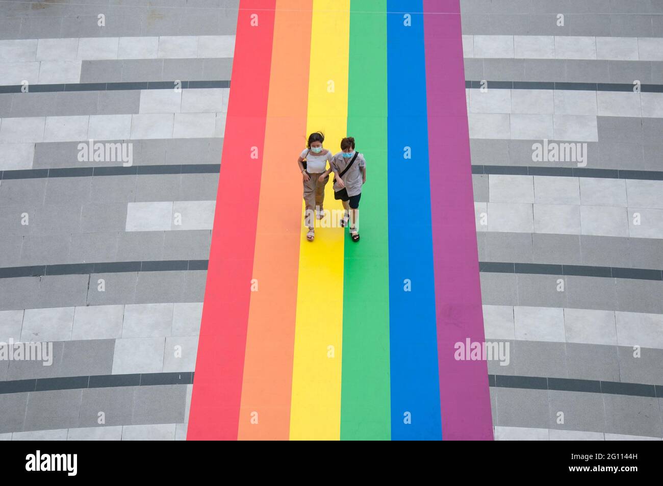 Bangkok, Thailandia. 04 giugno 2021. La gente cammina su una bandiera enorme dell'arcobaleno situata all'entrata del centro commerciale di Samyan Mitrtown.Samyan Mitrtown, uno shopping misto-uso, ufficio, Lo sviluppo residenziale e di svago ha celebrato il mese di orgoglio di LGBTQ 2021 decorato il pavimento all'entrata e il tunnel del centro commerciale con la bandiera enorme e lunga dell'arcobaleno. 'Samyan Mir Proud 100% Love' a Bangkok, Thailandia. Credit: SOPA Images Limited/Alamy Live News Foto Stock