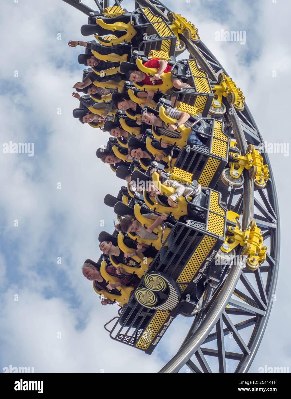 Il record mondiale Breaking Rollercoaster , lo Smiler a Alton Towers, vi capovolgerà un record 14 volte per corsa! Foto Stock