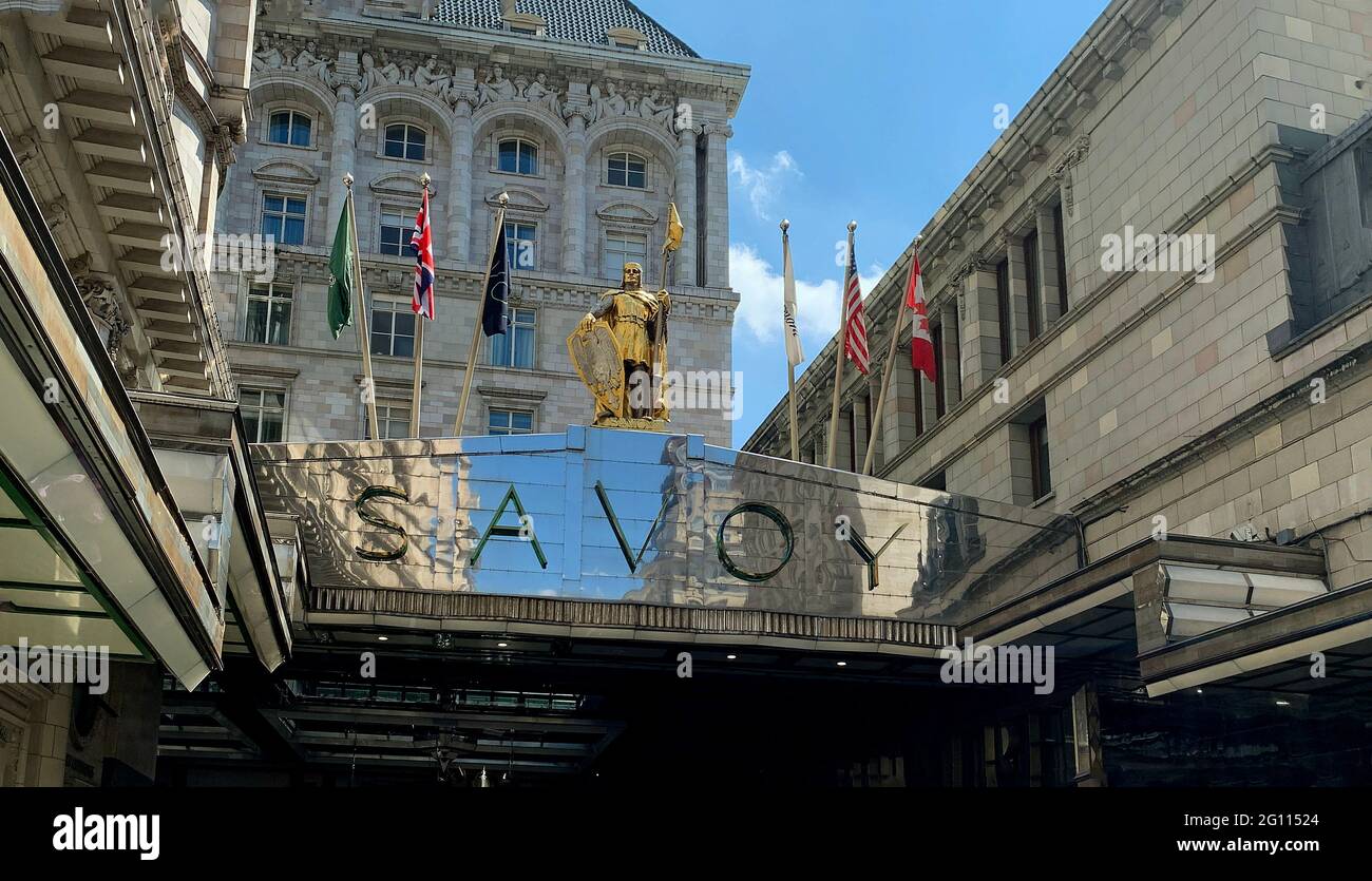 Savoy Hotel, Londra, 2021. Si tratta di un hotel a cinque stelle famoso in tutto il mondo, situato vicino al Fiume Tamigi ed e' popolare tra persone di alta classe Foto Stock