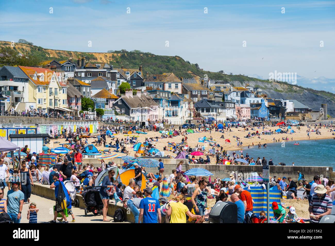 Lyme Regis, Dorset, Regno Unito. 4 Giugno 2021. Regno Unito Meteo: La bella spiaggia di Lyme Regis è stata piena di bagnanti e famiglie di nuovo il Venerdì pomeriggio come i vacanzieri ha assorbito il sole caldo glorioso sotto cielo blu chiaro. Gli Staycaakers stavano chiaramente facendo il la cosa migliore degli ultimi giorni di mezzo termine mentre le termperature hanno continuato a salire. Credit: Celia McMahon/Alamy Live News Foto Stock