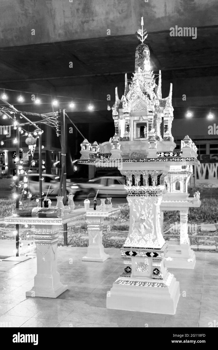 Immagine in bianco e nero di un santuario sacro al mercato notturno tailandese a Huai Khwang, Bangkok, Thailandia. Foto Stock