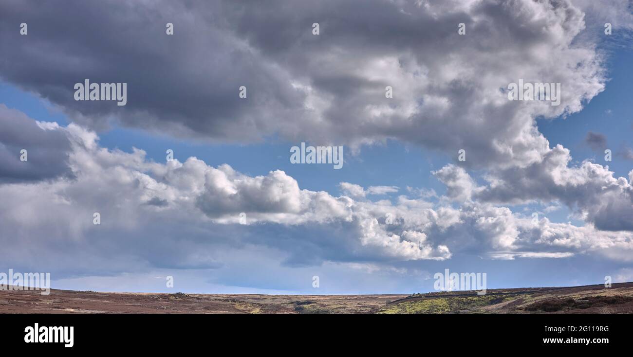 Cielo largo e nuvoloso sulla brughiera dello Yorkshire settentrionale Foto Stock