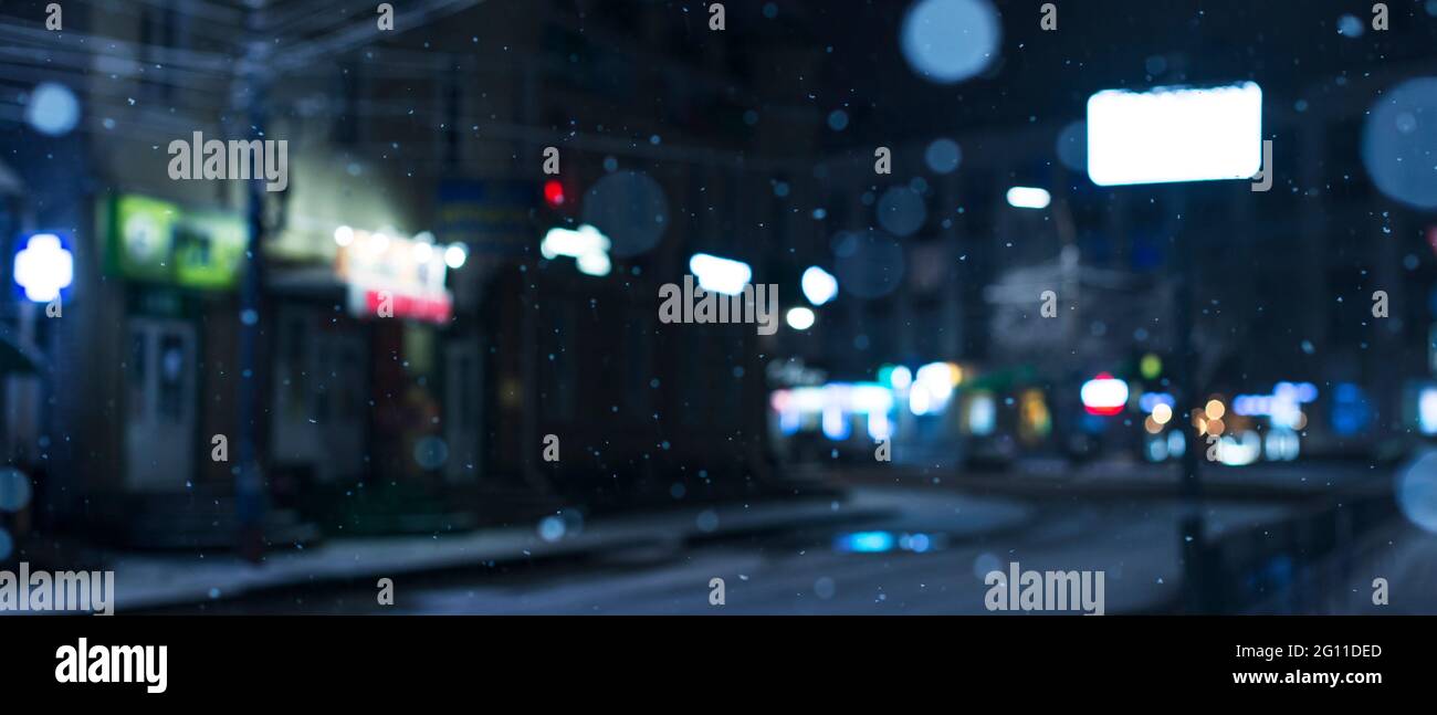 Inverno sfondo sfocato con la neve caduta sullo sfondo di una strada cittadina Foto Stock