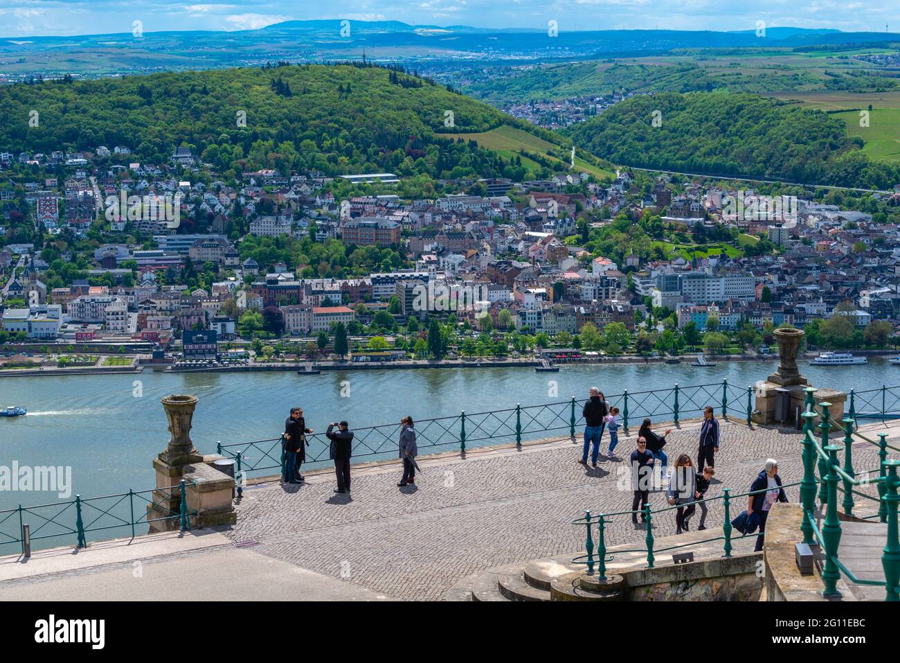 Città storica di Bingen vista dal Monumento Niederwald a Rüdesheim, Valle del Reno, confluenza del Reno e Nahe RiverRenania-Palatinato, Germania Foto Stock