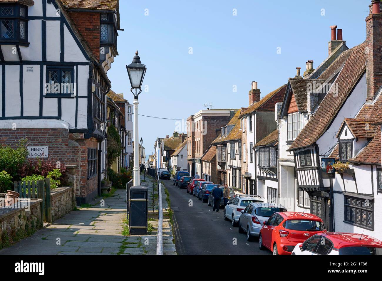 Vecchie case storiche incorniciate in legno lungo All Saints Street, nel centro storico di Hastings, East Sussex, nel sud-est dell'Inghilterra Foto Stock
