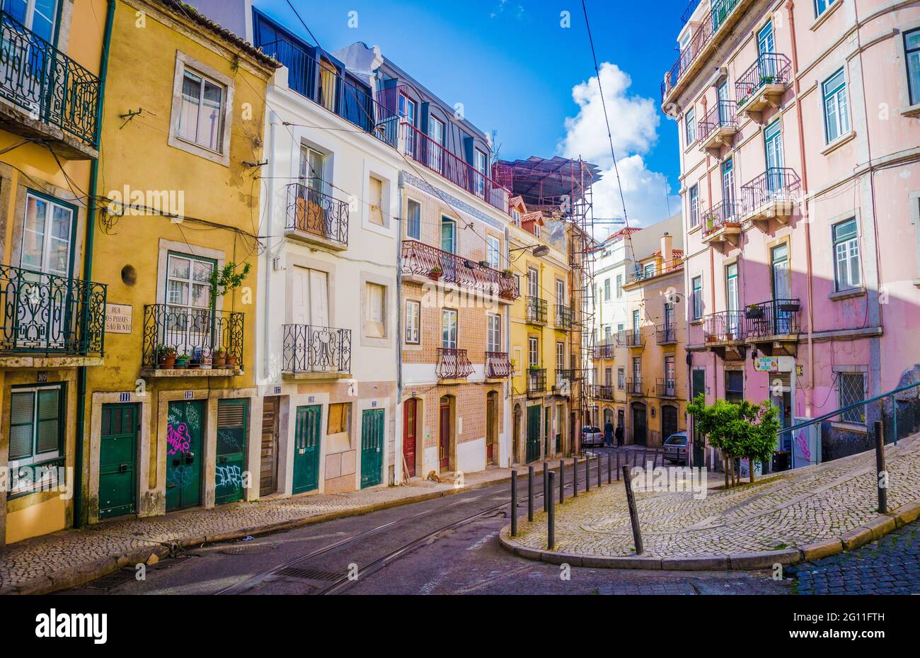 Via Rua Poiais de Sao Bento con linea del tram a Lisbona. Strade tipiche con edifici colorati senza gente, Portogallo Foto Stock