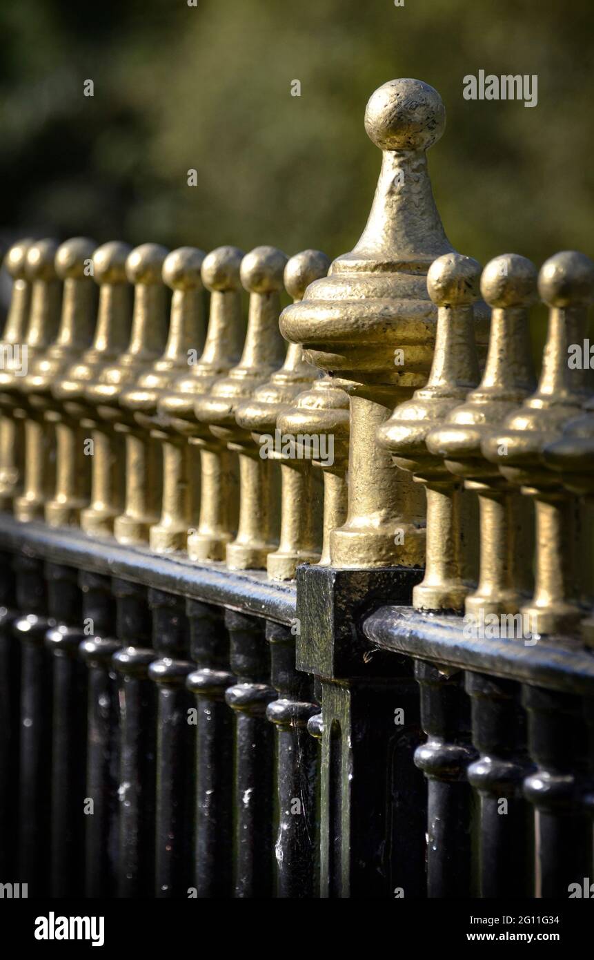 ringhiere in ferro con copertura in vernice oro Foto Stock