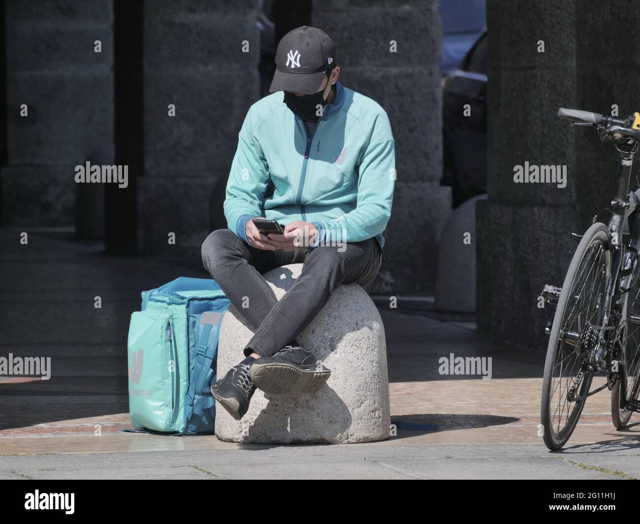 I motociclisti bergamaschi in piazza Duomo protestano per le condizioni di lavoro che non consentono più di utilizzare le biciclette sui treni. Foto Stock