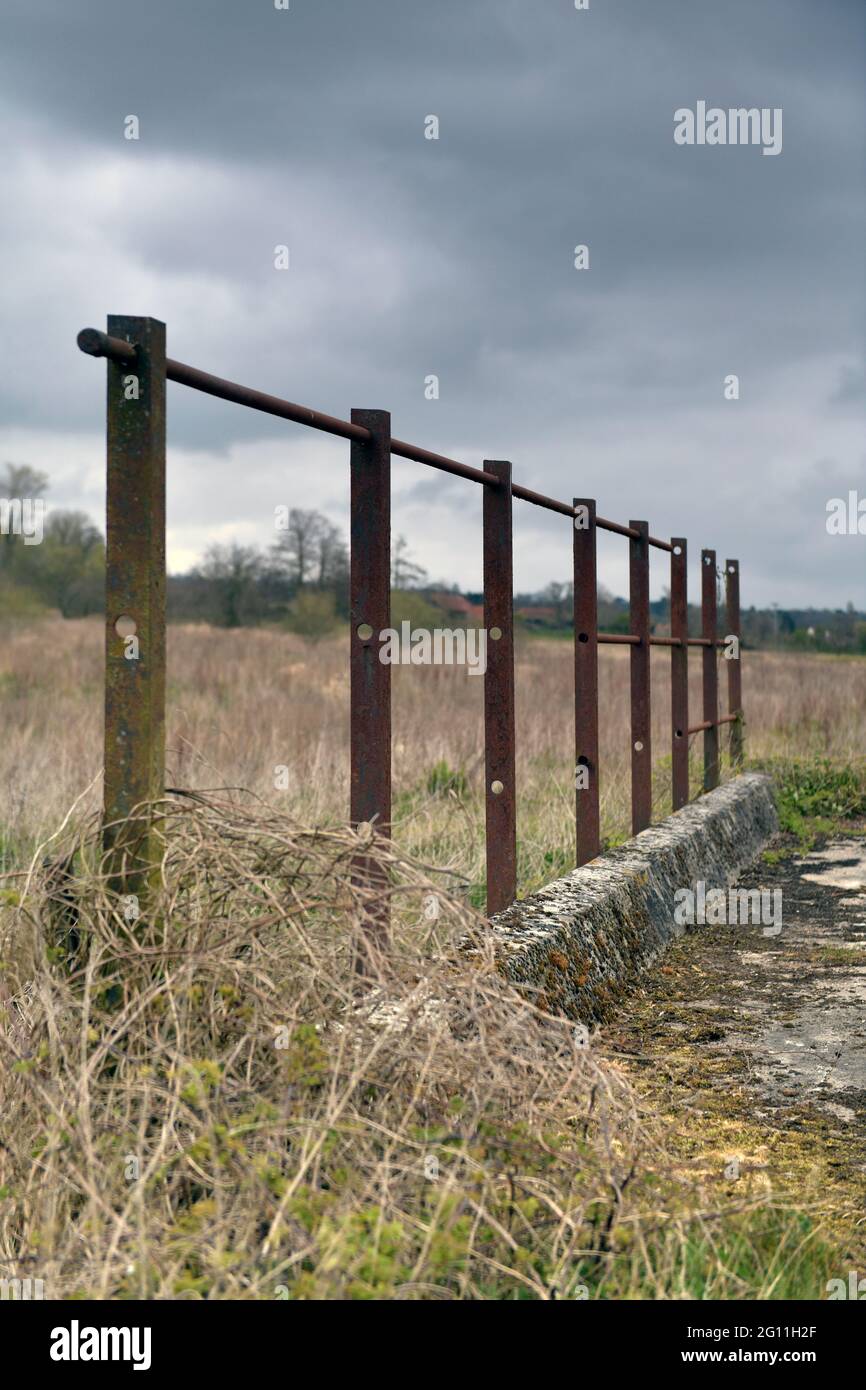 supporti di rotaia di ferro arrugginiti su ponte ferroviario ridondante di cemento a broome nella valle di waveney norfolk inghilterra Foto Stock