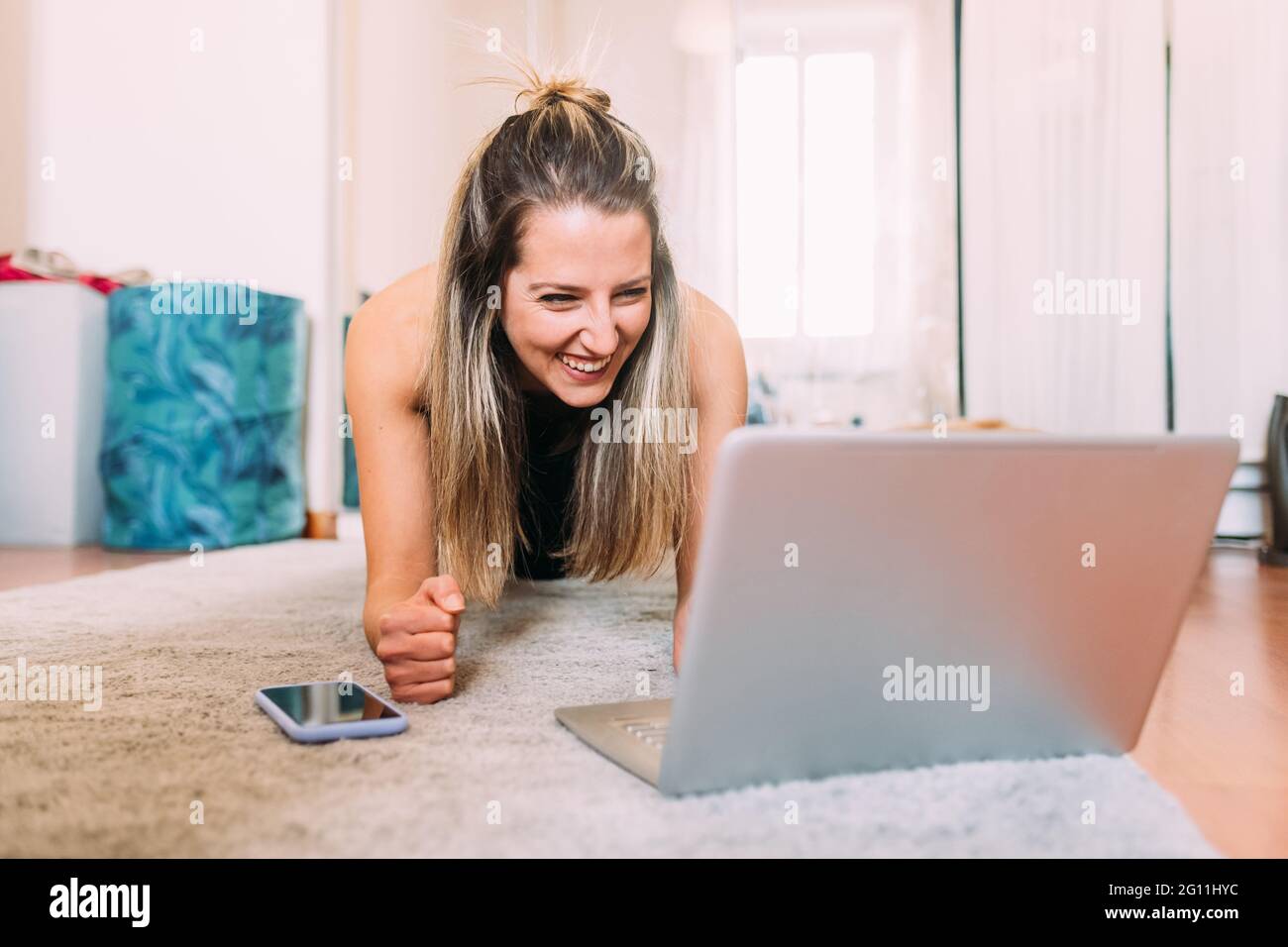 Italia, giovane donna che usa il laptop sul pavimento Foto Stock