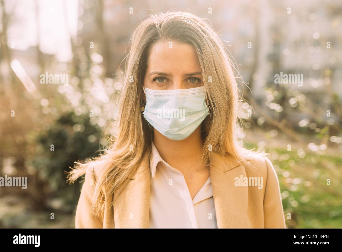 Italia, Ritratto di giovane donna che indossa una maschera protettiva per il viso Foto Stock