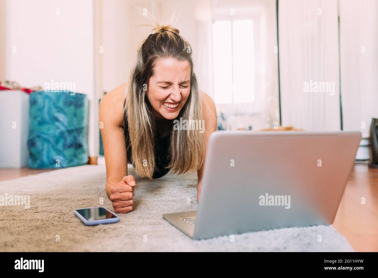 Italia, giovane donna che usa il laptop sul pavimento Foto Stock