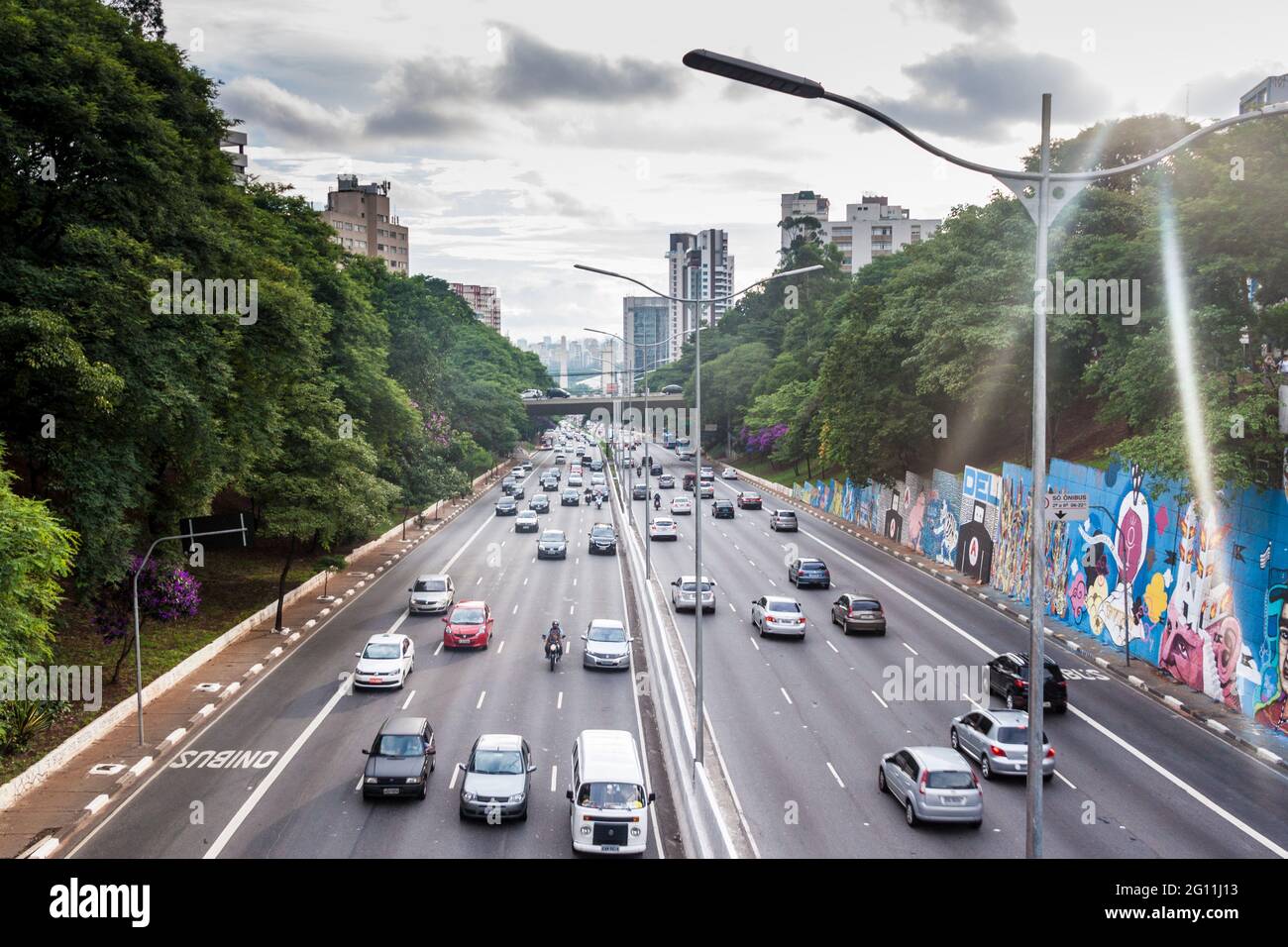 SAO PAULO, BRASILE - 2 FEBBRAIO 2015: Traffico su Corredor Norte-sul a Sao Paulo, Brasile Foto Stock