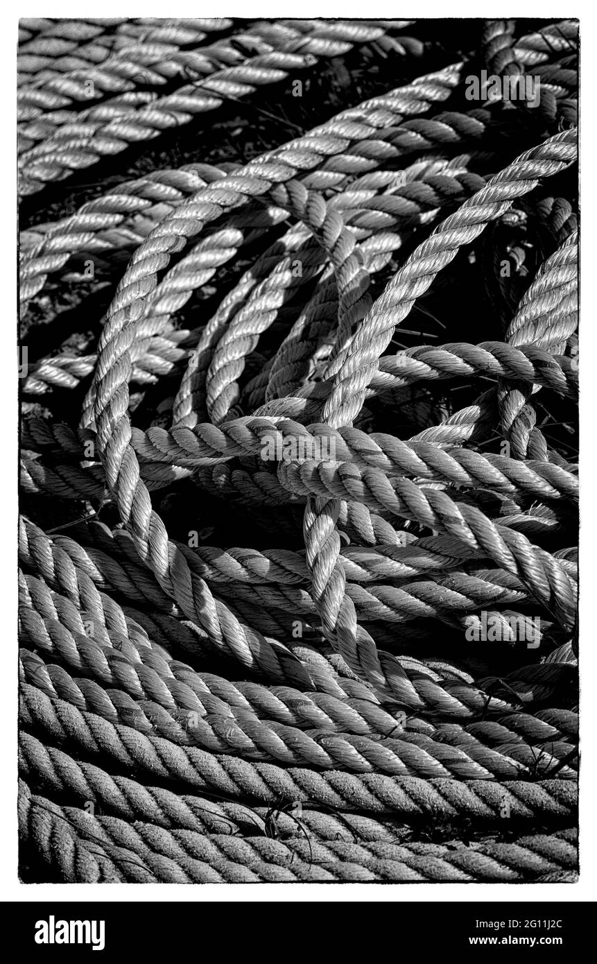 mucchio di corda vecchia barca da pesca Foto Stock