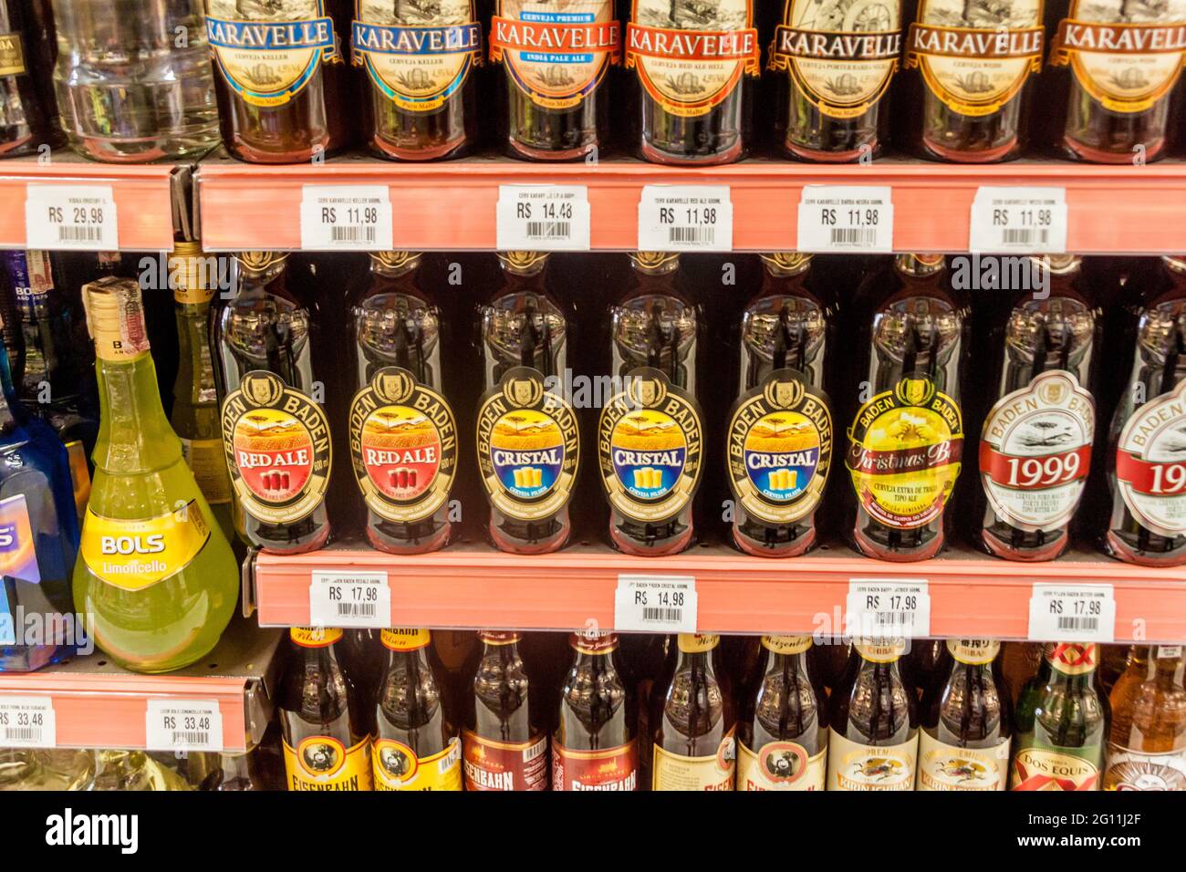 SAO PAULO, BRASILE - 2 FEBBRAIO 2015: Varie marche di birra artigianale su uno scaffale in un supermercato locale a Sao Paulo, Brasile Foto Stock