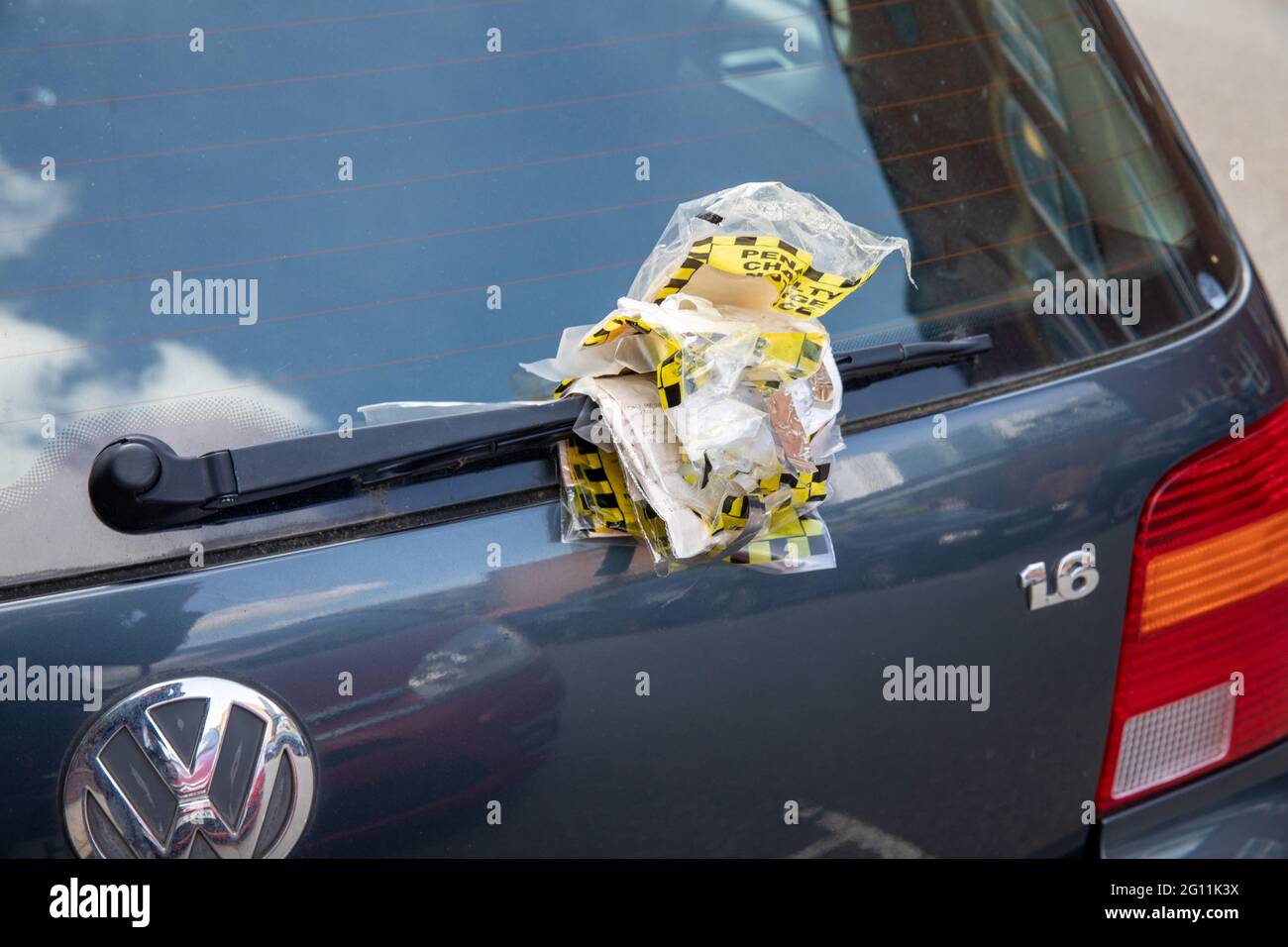 Un'auto parcheggiata in Whittall Street Birmingham City Centre che mostra molti biglietti per il parcheggio sul tergicristallo posteriore. Foto Stock