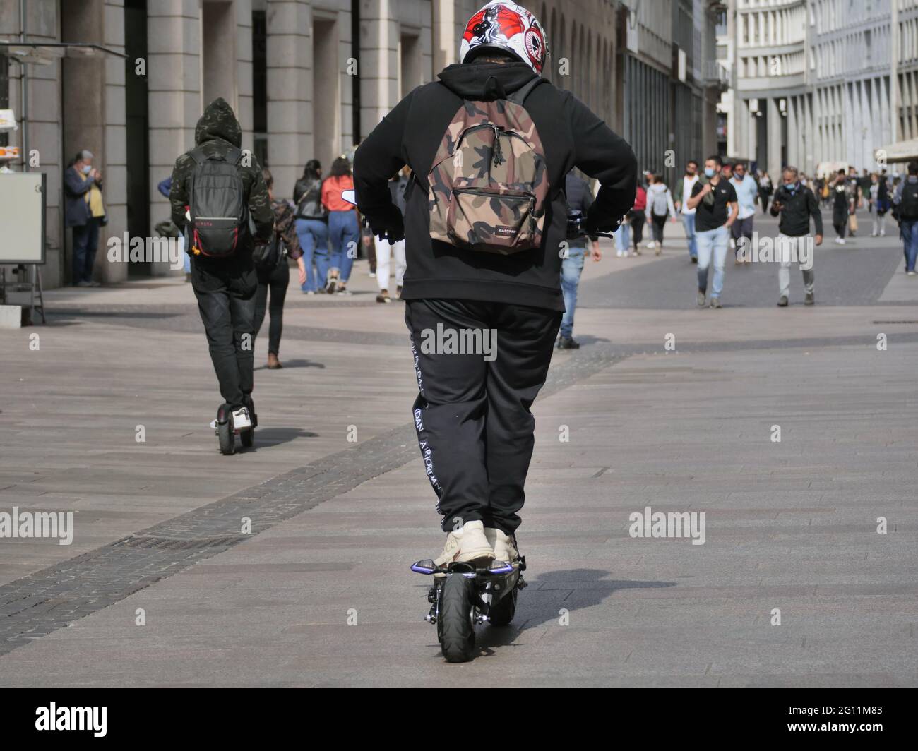 Milano, italia: Dopo il blocco, la mobilità della città sta cambiando, le persone in città viaggiano con nuovi mezzi di trasporto: Biciclette elettriche, scooter e pattini Foto Stock