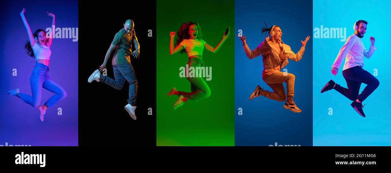 Ritratti di gruppo di persone jumping gioioso isolato su sfondo multicolore in luce al neon, collage. Foto Stock