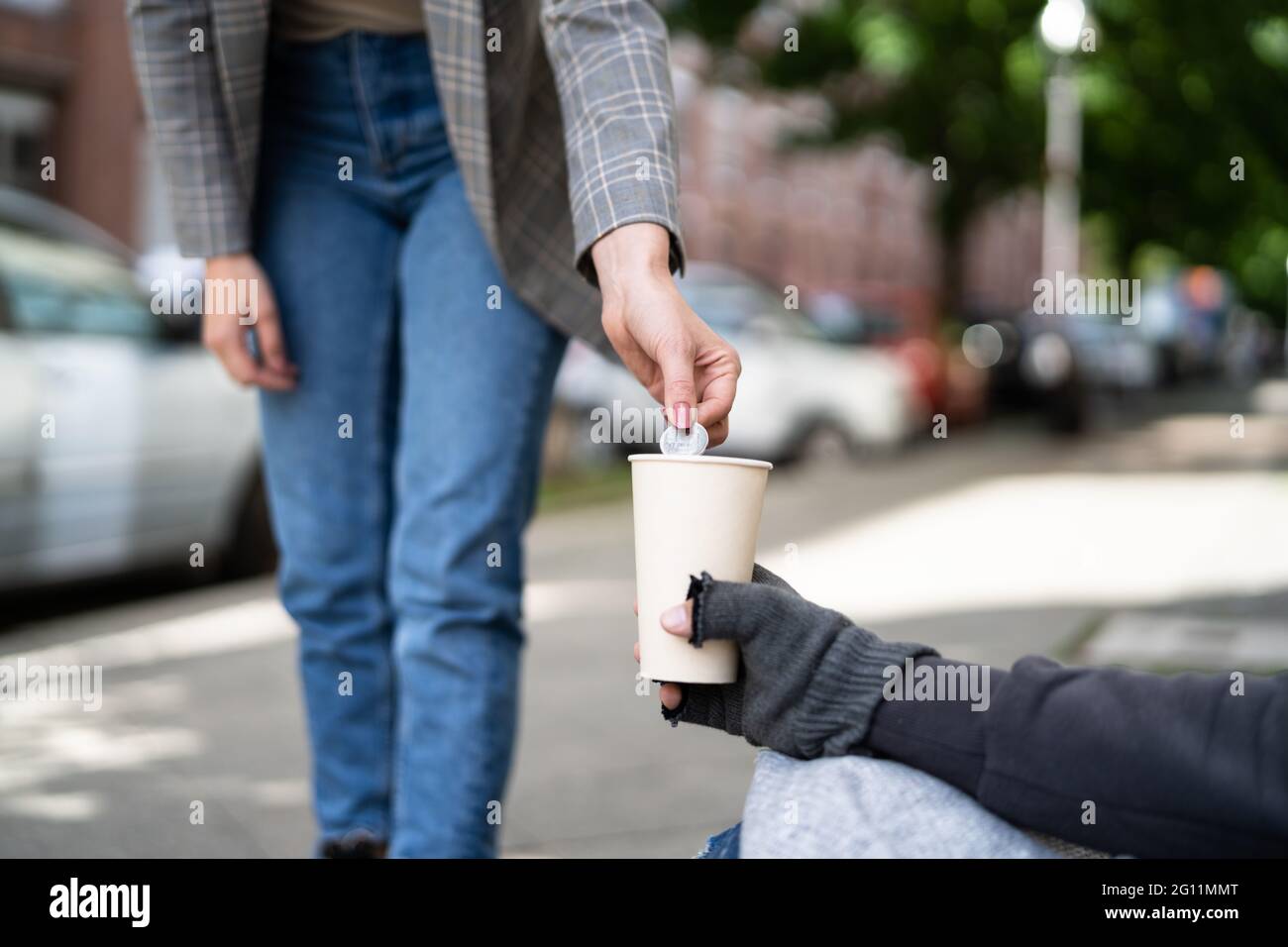 Moneta Money Aiuto per Beggar persona su strada Foto Stock