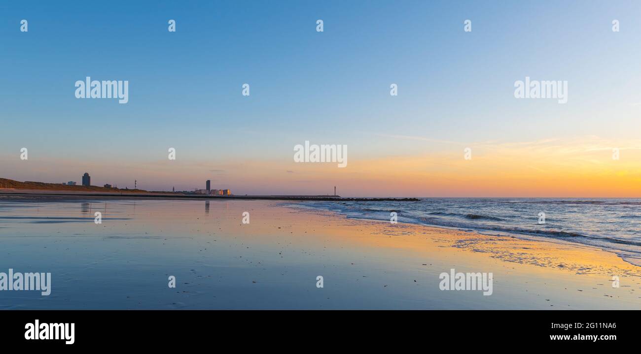 Ostenda (Ostenda) panorama sulla spiaggia al tramonto sul Mare del Nord con skyline, Fiandre Occidentali, Belgio. Foto Stock