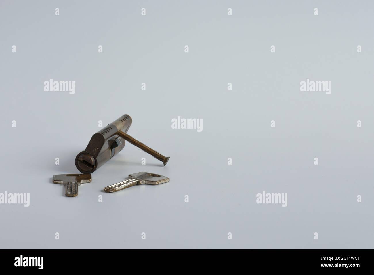 meccanismo di blocco completo e tasto su sfondo bianco. messa a fuoco selettiva. spazio di copia Foto Stock