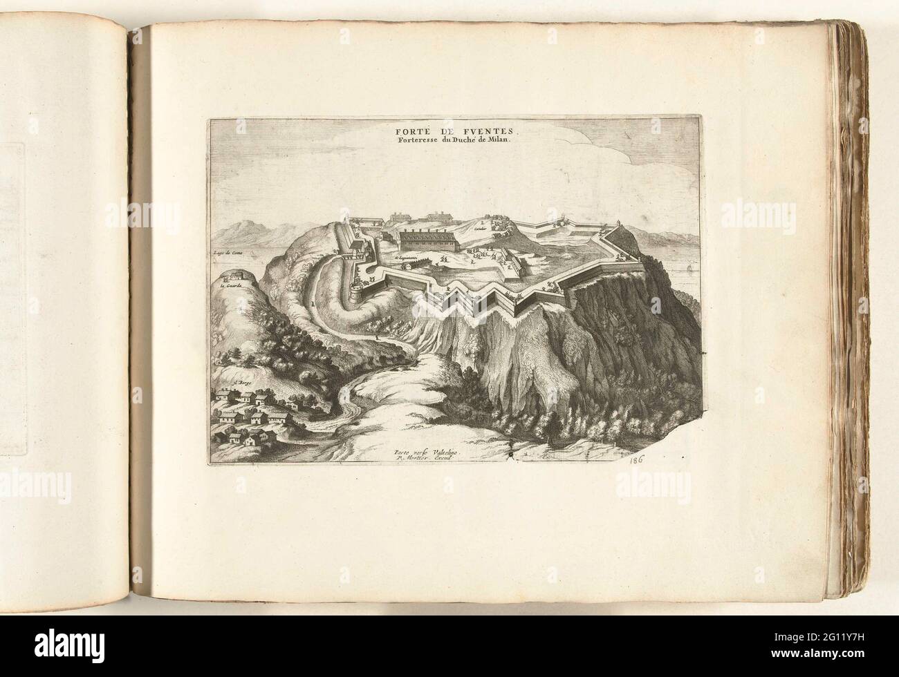 Vista di Forte de Fuentes, ca. 1702; Novara duuché de Milan; Les Forces de l'Europe, Asie, Afrique et Amerique, ou Description des principales Villes avec leurs fortificazioni. Dessignées PAR LES MEILLEURS Engineers, privato Celles qui sont Sous la dominazione de la France (...) Et Ornées i plusieurs Superbes Edifes. Veduta della fortezza di Forte de Fuentes costruita dagli Spagnoli, vicino a Colico e al Como. 186 nella foto nel contesto di un totale di 276 targhe numerate di rinomate città forti e fortezze nel contesto della guerra di successione spagnola. Per la maggior parte, questi pl Foto Stock Vista di Forte de Fuentes, ca. 1702; Novara duuché de Milan; Les Forces de l'Europe, Asie, Afrique et Amerique, ou Description des principales Villes avec leurs fortificazioni. Dessignées PAR LES MEILLEURS Engineers, privato Celles qui sont Sous la dominazione de la France (...) Et Ornées i plusieurs Superbes Edifes. Veduta della fortezza di Forte de Fuentes costruita dagli Spagnoli, vicino a Colico e al Como. 186 nella foto nel contesto di un totale di 276 targhe numerate di rinomate città forti e fortezze nel contesto della guerra di successione spagnola. Per la maggior parte, questi pl Foto Stock