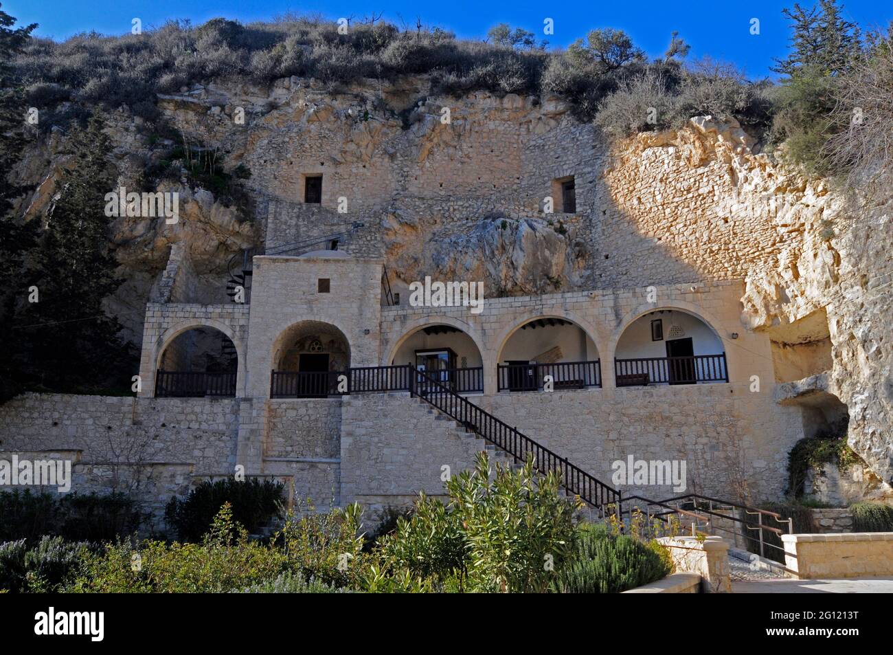 Costruzione e grotte dove il monaco eremita Neofytos visse per molti anni presso il Monastero di Agios Neofytos a Pafos Cipro Foto Stock