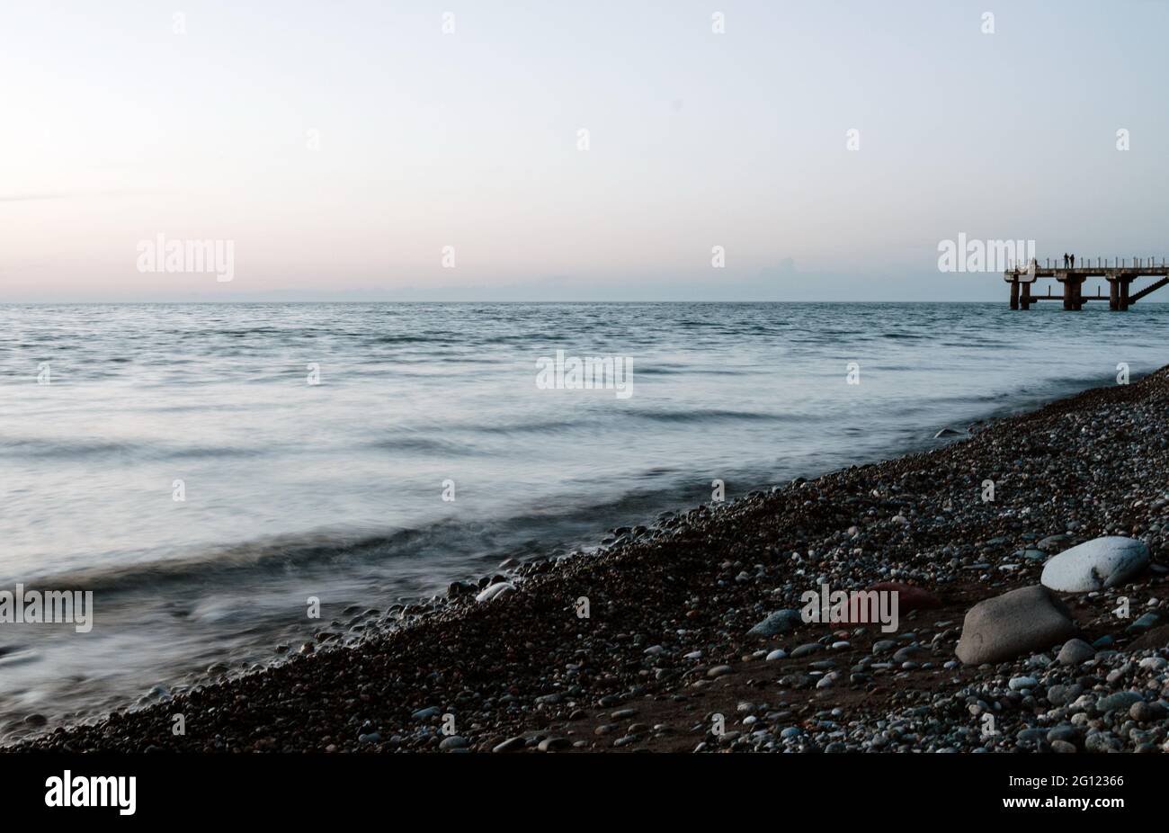 Lunga esposizione del mare serale. Batumi. Georgia Foto Stock