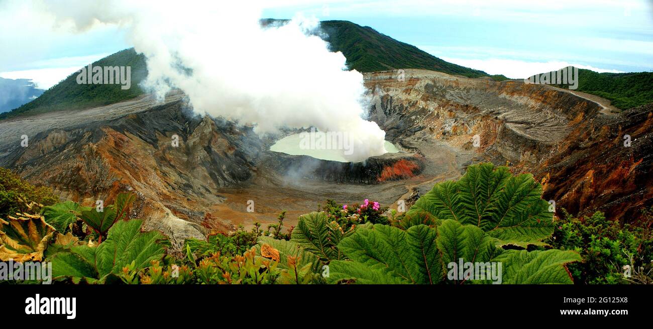 Vista panoramica sull'imponente cratere del vulcano Poas in Costa Rica Foto Stock