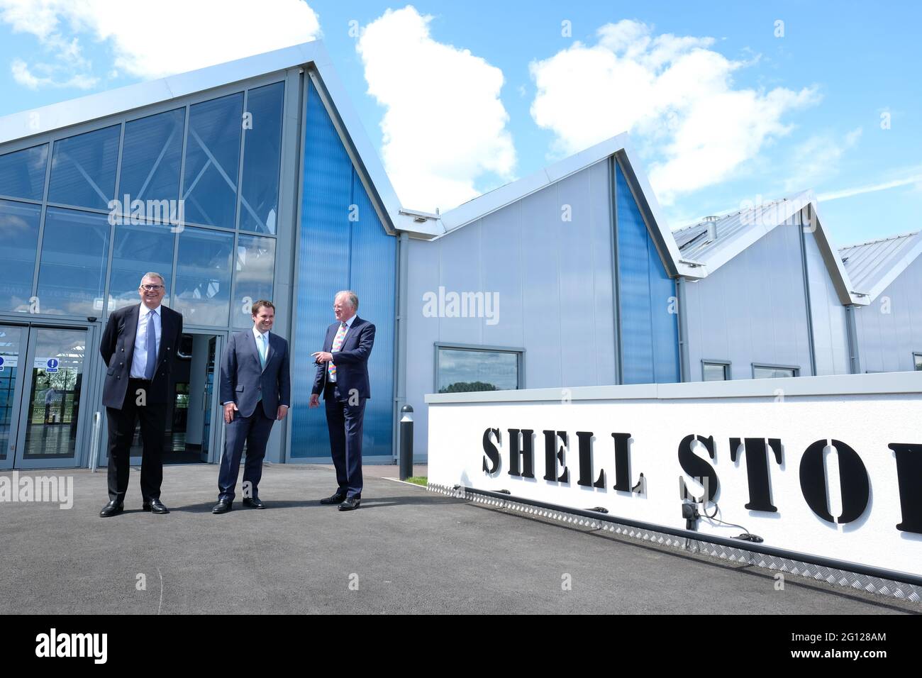 Rotherwas, Hereford, Herefordshire, Regno Unito - Venerdì 4 Giugno 2021 - Robert Jenrick Segretario di Stato per l'edilizia abitativa, le comunità e il governo locale (MHCLG) partecipa all'apertura del magazzino Shell, un ex edificio della prima guerra mondiale utilizzato per la produzione di gusci di artiglieria presso la fabbrica di munizioni Rotherwas. Una ristrutturazione di 7.3m £del derelitto edificio della prima Guerra Mondiale ha ora creato più di 2,100 mq di spazio di lavoro, con spazio per nuove e in crescita imprese di creare e ampliare insieme strutture per lo sviluppo e l'innovazione. Si prevede che le 25 unità aziendali generino circa 128 nuovi jo Foto Stock