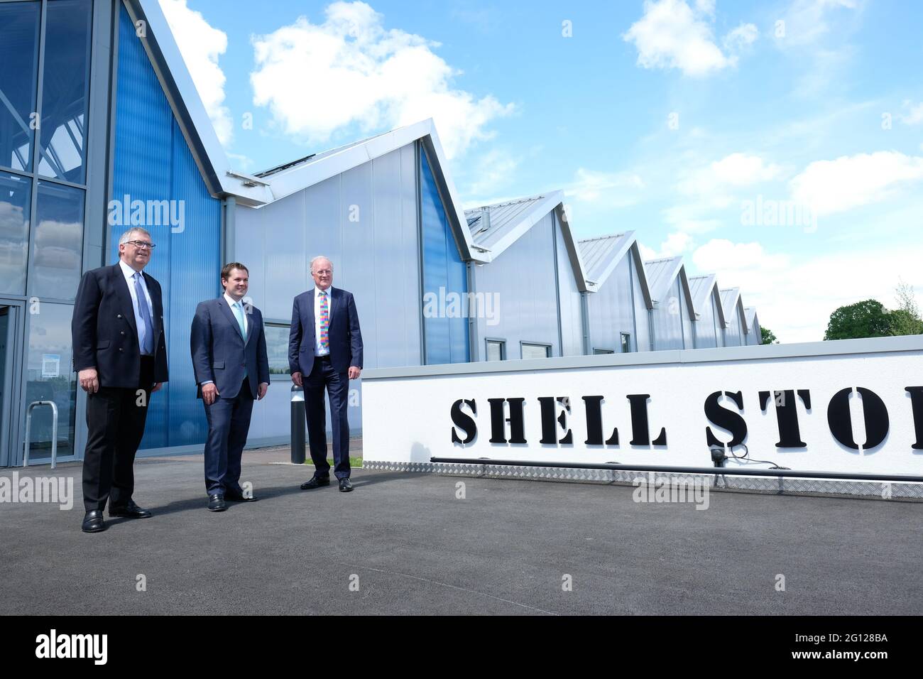 Rotherwas, Hereford, Herefordshire, Regno Unito - Venerdì 4 Giugno 2021 - Robert Jenrick Segretario di Stato per l'edilizia abitativa, le comunità e il governo locale (MHCLG) partecipa all'apertura del magazzino Shell, un ex edificio della prima guerra mondiale utilizzato per la produzione di gusci di artiglieria presso la fabbrica di munizioni Rotherwas. Una ristrutturazione di 7.3m £del derelitto edificio della prima Guerra Mondiale ha ora creato più di 2,100 mq di spazio di lavoro, con spazio per nuove e in crescita imprese di creare e ampliare insieme strutture per lo sviluppo e l'innovazione. Si prevede che le 25 unità aziendali generino circa 128 nuovi jo Foto Stock