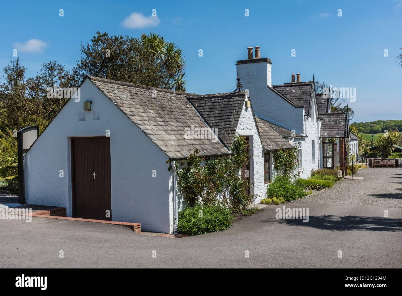 L'immagine è dei Cottages ai Giardini Botanici reali a Port Logan vicino Stranraer sulla penisola di Dumfries Galloway. Foto Stock