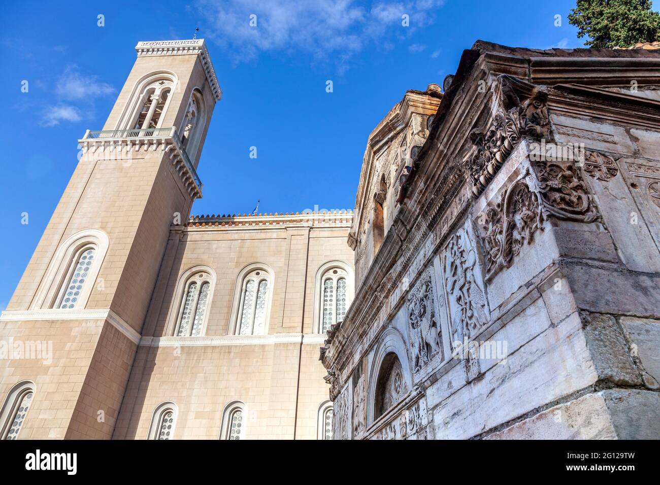 La Cattedrale di Atene, la Grecia (sfondo) e il tempio bizantino di Sant'Eleftherios in primo piano, costruito nel 13 ° secolo utilizzando marmi antichi Foto Stock
