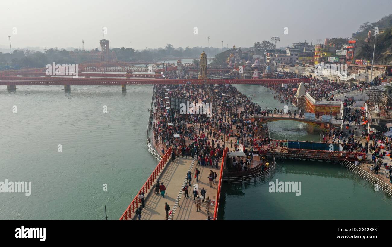 Pellegrini immersione Santa nel fiume Gange, la casa dei pellegrini in India, Kumbh Nagri Haridwar Uttarakhand India. Religiosi Nagri Haridwar, il luogo di pellegrinaggio altamente visitato in India. Città del fiume Santo Ganga. Foto di alta qualità Foto Stock