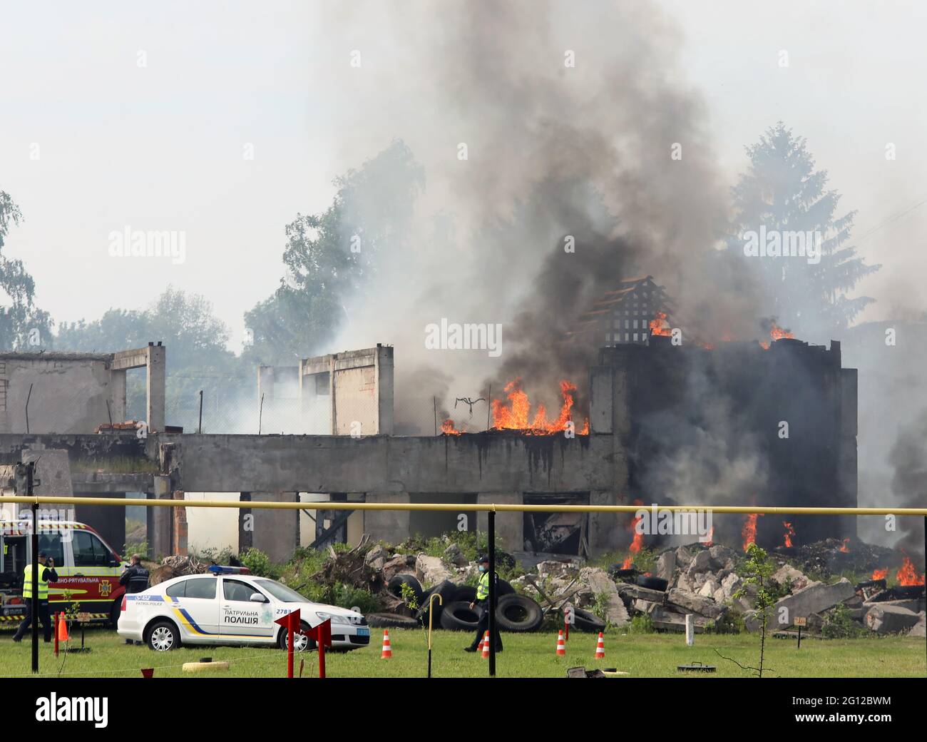 HAI, UCRAINA - 4 GIUGNO 2021 - UN edificio è in fiamme durante le esercitazioni speciali del Servizio di emergenza di Stato ucraino presso il Centro interregionale di Risposta rapida, villaggio Hai, regione di Sumy, Ucraina nord-orientale. Credit: Ukrinform/Alamy Live News Foto Stock