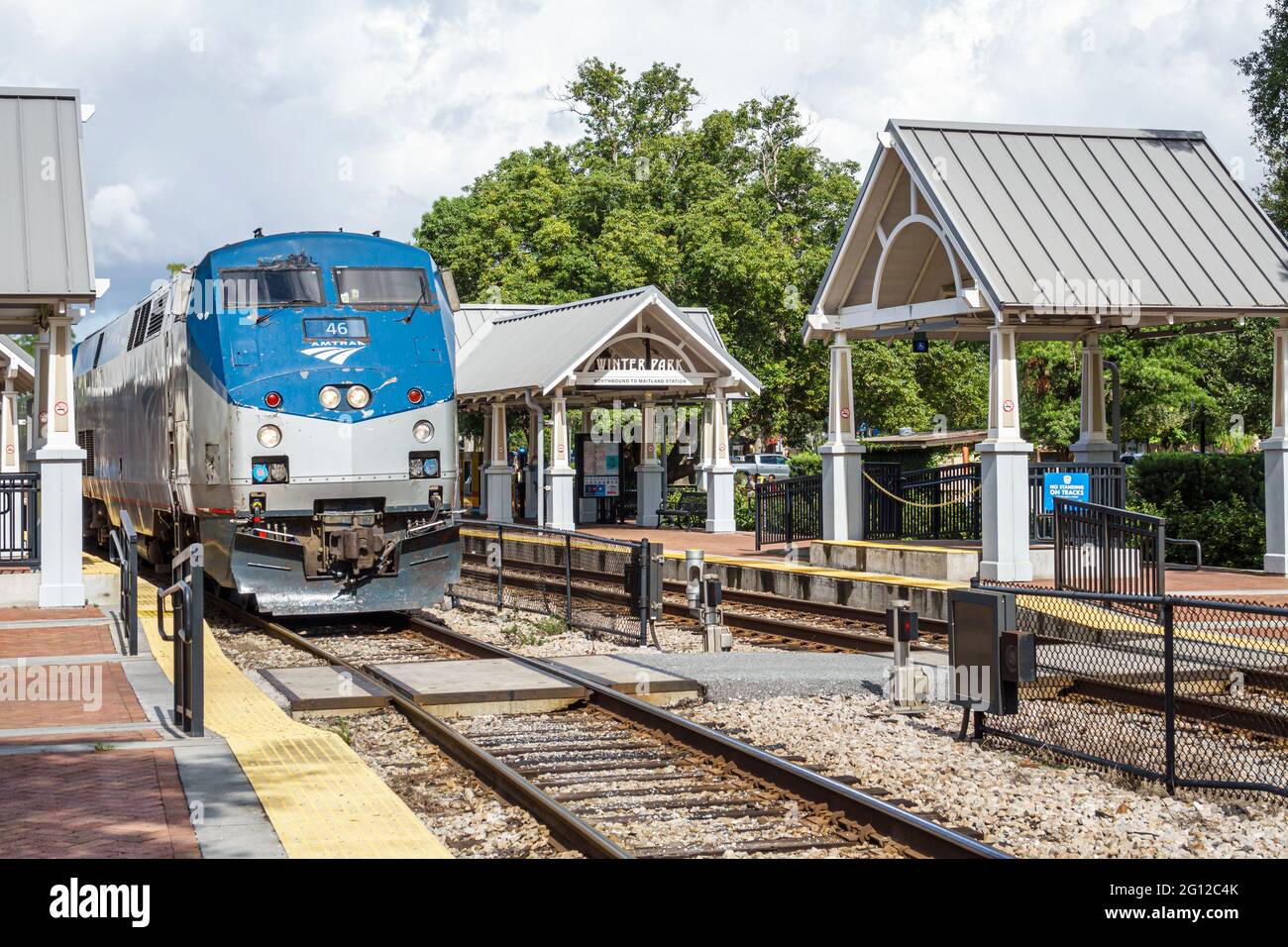 Florida FL Orlando Winter Park stazione ferroviaria centrale deposito treno Amtrak arrivo binario passeggeri binario arrivo locomotiva GE Genesis P42DC diesel Foto Stock
