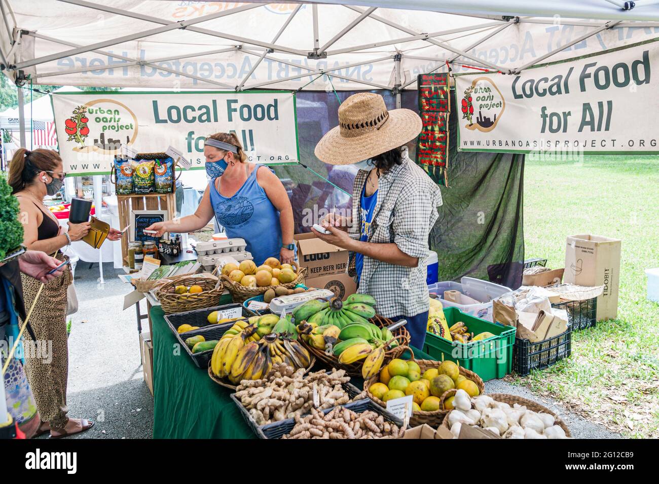 Miami Florida, Legion Park Farmers Market Day, produzione locale mostra vendita verdure verdi, venditore venditori venditori vendere vendere vendere, stalla stalla stivale Foto Stock