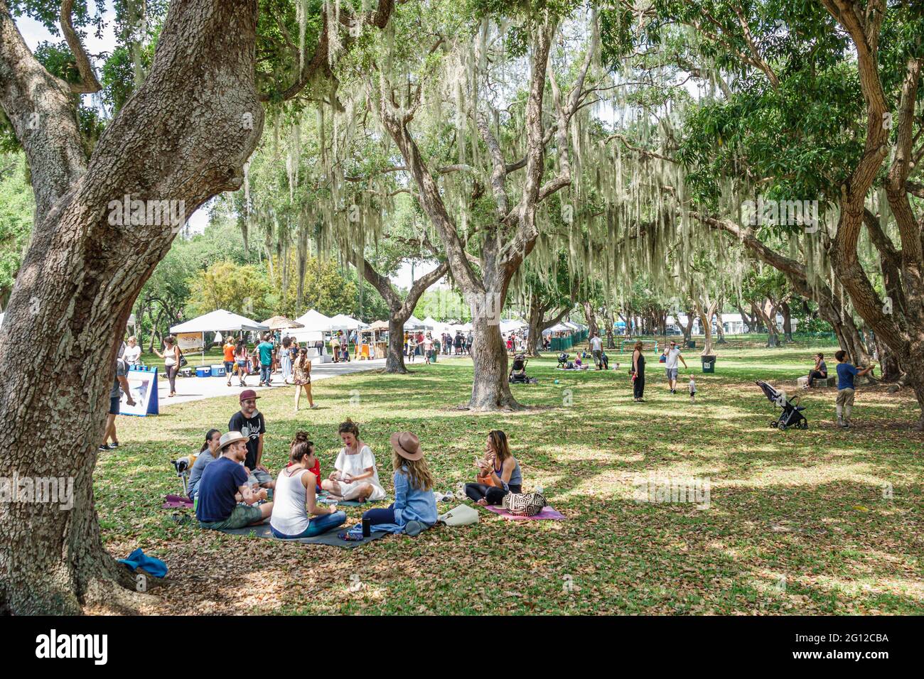 Miami Florida, il mercato agricolo del Legion Park, famiglie, genitori, bambini, amici, vicini, picnic in cerchio con querce vive muschio spagnolo Foto Stock