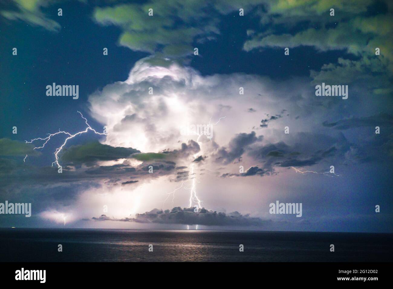 Miami Beach Florida, tempesta elettrica fulminea sopra Oceano Atlantico notte d'acqua, i visitatori di viaggio tour turistico Landmar punto di riferimento del turismo Foto Stock