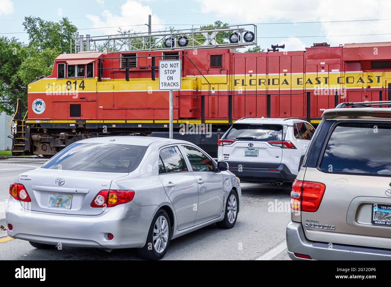 Miami Florida, treno ferrovia attraversamento traffico fermato, Florida East Coast motore passaggio, i visitatori viaggio viaggio viaggio turismo turistico punto di riferimento Foto Stock