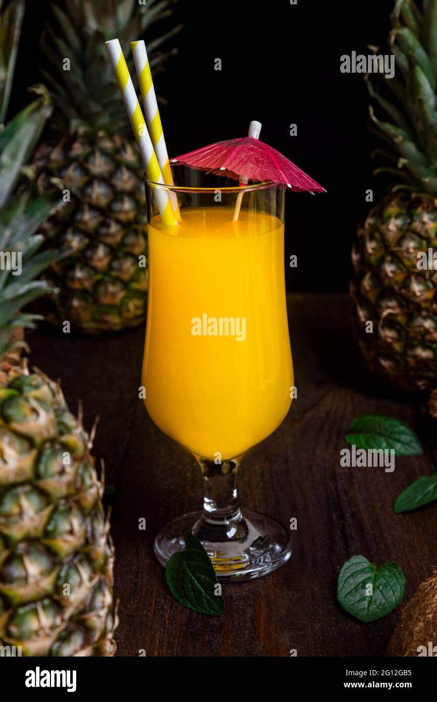 Succo di ananas in un bicchiere con frutta fresca all'ananas. Foto Stock