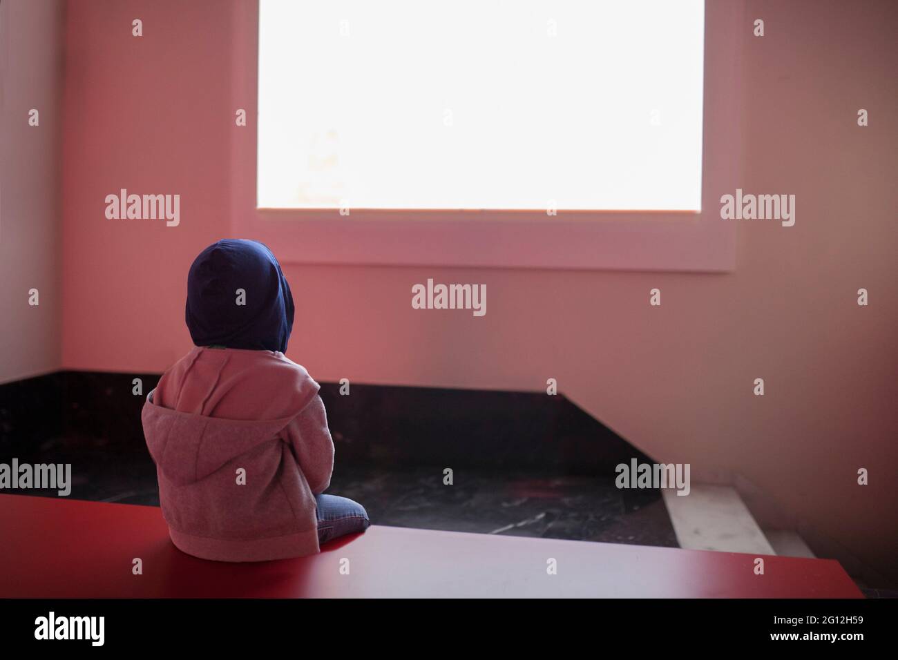 Bambino ragazzo che guarda schermo vuoto. Concetto di isolamento dello schermo. Foto Stock