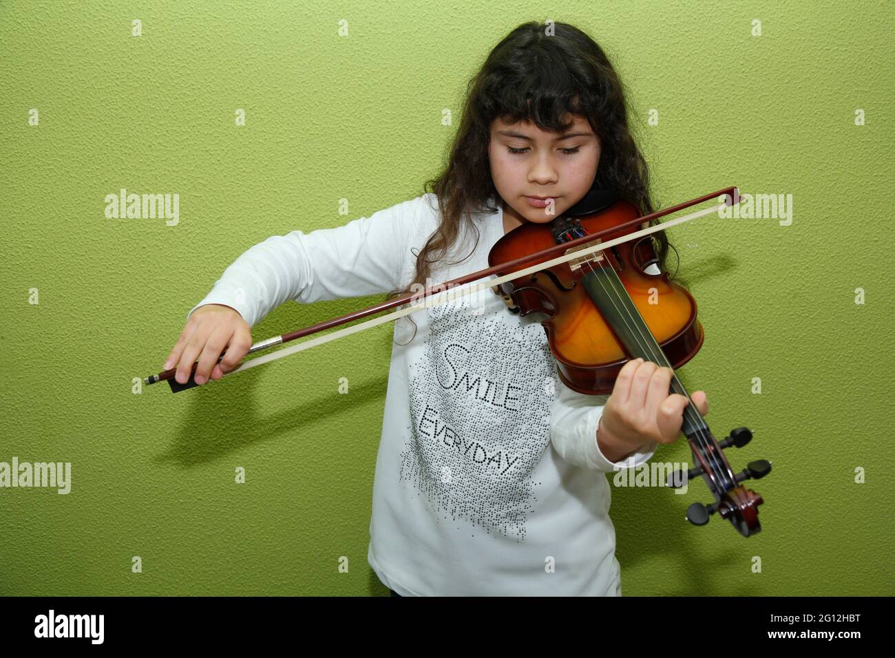 Bambino che suona il violino immagini e fotografie stock ad alta