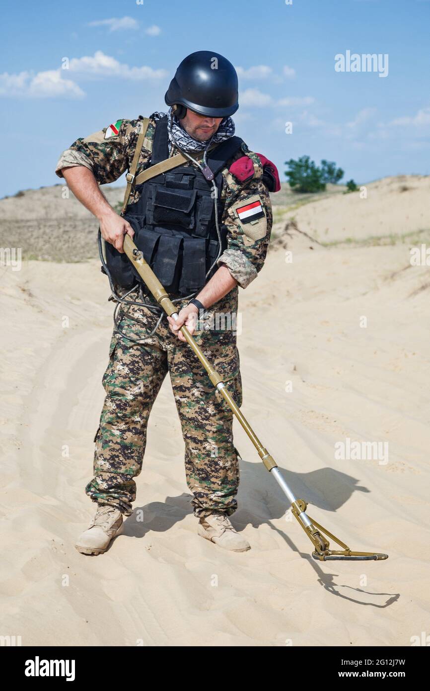 Military metal detector immagini e fotografie stock ad alta risoluzione -  Alamy